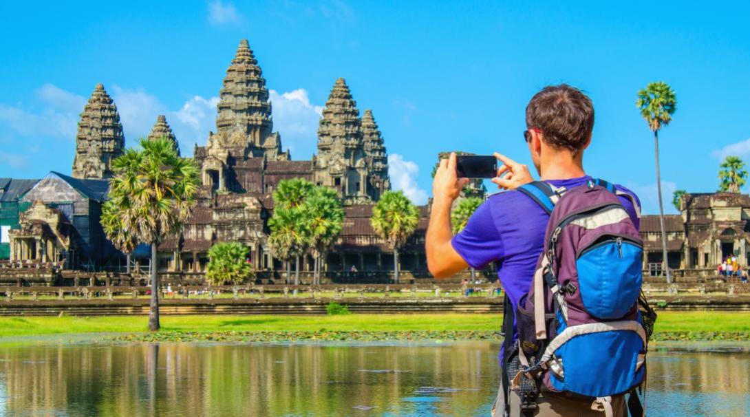 Voluntario explorando Camboya durante su tiempo libre. Viajero visitando los templos de Angkor Wat.